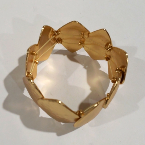 Gold tone Hammered Diamond-Shape Stretch Bracelet - Women's fashion Jewelry - Picture 3 of 8